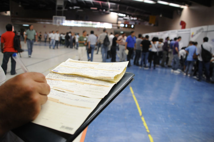 Ferias. Las ferias de empleo que organiza el SNE buscan aminorar los problemas de desempleo en La Laguna, a donde acuden miles de buscadores de empleo. Coahuila reporta una TD de 6.36%.