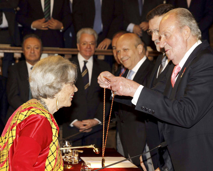 El rey Juan Carlos le entregó a la escritora mexicana el galardón. (EFE) 