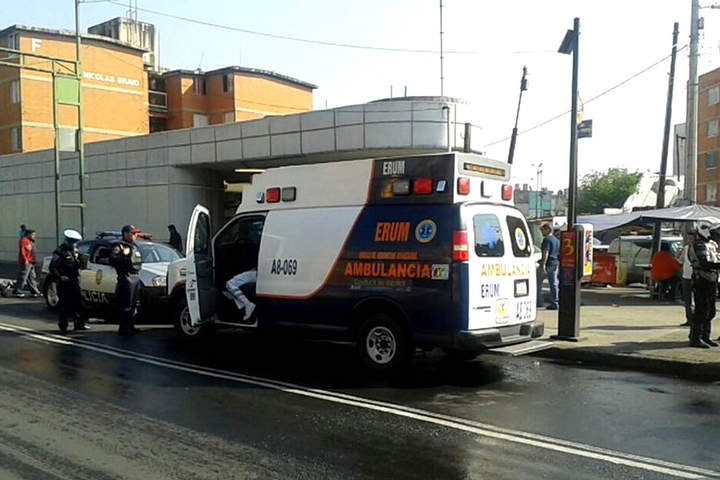 A la estación llegó una ambulancia del Escuadrón de Rescate y Urgencias Médicas (ERUM) para atender a la mujer y al recién nacido. (El Universal) 
