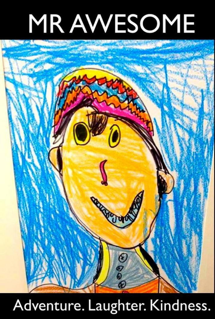 El colorido dibujo del niño corre por internet y son numerosas las fotografías de personas que se retratan con la pintura del menor o la fotografían colocada en sus lugares de trabajo. (EFE) 
