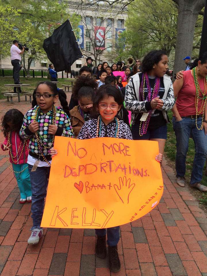 Niños portaron pancartas en demanda del fin de las deportaciones. (Notimex) 