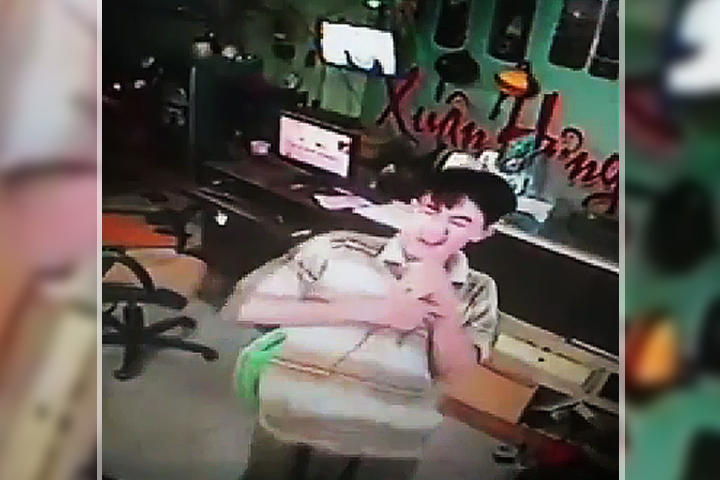 El joven vietnamita recibió una fuerte descarga al conectar su dispositivo. (YouTube)