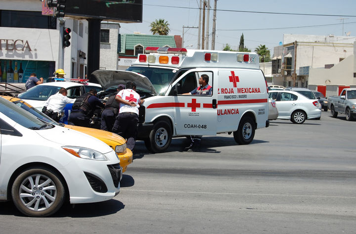 Colisionan. Tanto la ambulancia de Cruz Roja, como el automóvil Ford Focus, quedaron dañados en el choque ocurrido sobre el bulevar Independencia y Zacatecas.