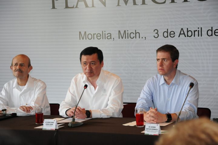 Conferencia.  El secretario de Gobernación, Miguel Ángel Osorio Chong (c), el gobernador Fausto Vallejo y Alfredo Castillo (der.).