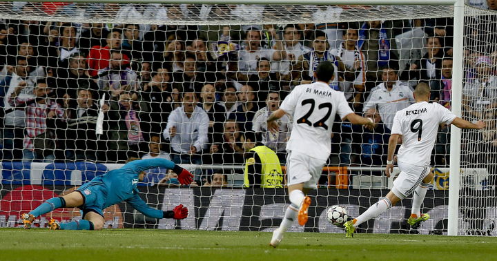 El delantero francés del Real Madrid Karim Benzema (d) marca su gol ante el portero del Bayern de Múnich Manuel Neuer (i), durante el partido de ida de semifinales de Liga de Campeones. Real Madrid consigue mínima ventaja