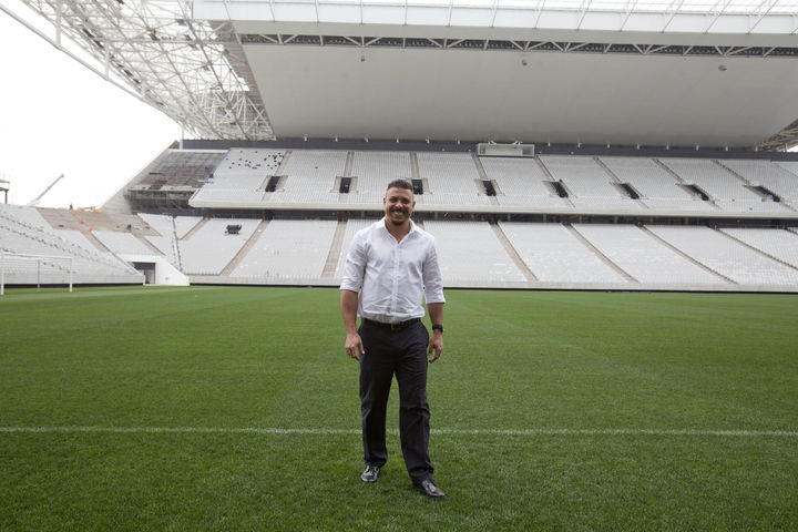 El exfutbolista brasileño Ronaldo, miembro del comité organizador del Mundial, posa en el estadio Arena Corinthians en Sao Paulo, Brasil. (EFE) Pide FIFA acelerar obras en estadios de Brasil