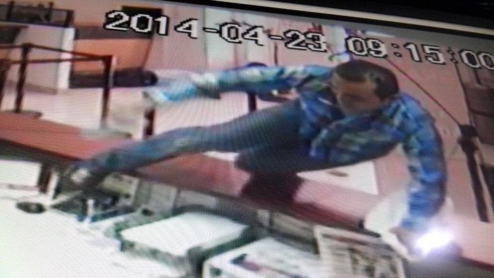 Atraco. Imagen del video de seguridad de la empresa, donde se observa a uno de los asaltantes brincando el área de mostrador.