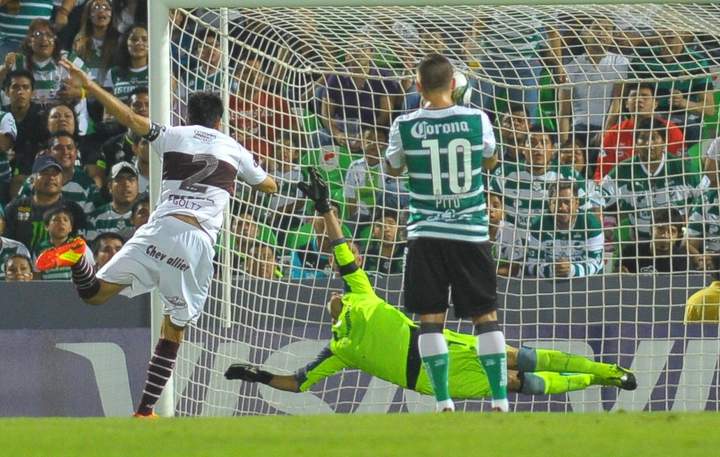 Lanús sentenció el marcador con un tiro penal que cobró magistralmente Paolo Goltz para el 2-0, 4-1 global, en el minuto 50. (Ramón Sotomayor)