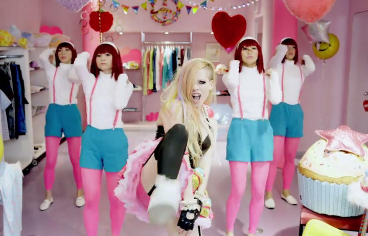 Avril Lavigne causó polémica con su nuevo video Hello Kitty ya que la acusaron de racista por la forma en que proyectó la cultura japonesa. (YouTube) 