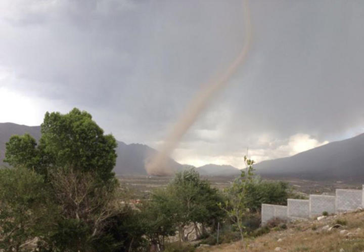 Usuarios de las redes sociales han compartido imágenes del tornado en Arteaga. (Twitter) 
