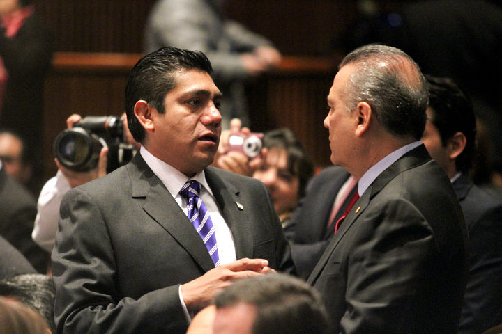 Charla. Los legisladores Jorge Luis Preciado (izq.) y Manlio Fabio Beltrones. De última hora el PRI planteó reservas a esta Ley.