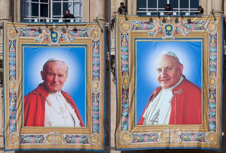 Juan Pablo II y Juan XXIII serán canonizados mañana domingo. (EFE) 