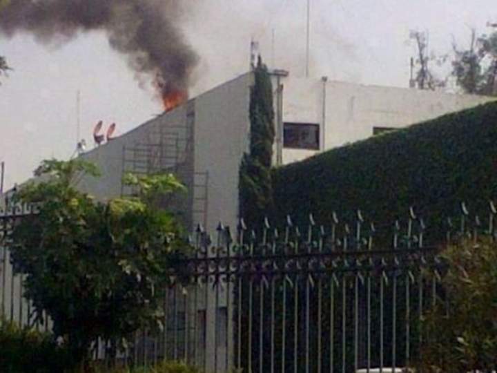 El hecho se reportó a las 10:00 horas en la azotea del edificio “Adolfo Ruiz Cortines” que alberga oficinas administrativas. (Imagen tomada de Twitter)