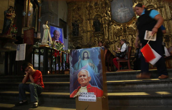 Celebran mexicanos canonización de Juan Pablo II