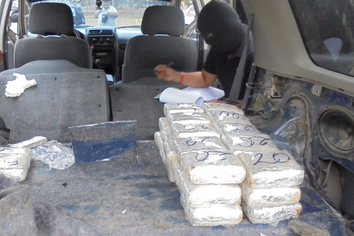 Decomisan casi 12 kilos de cocaína en cruce