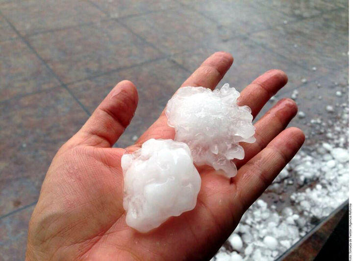 Una fuerte granizada con bolas de hielo del tamaño de una pelota de béisbol, afectó ayer a Xalapa, Veracruz.