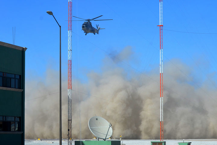 Llegada. Una enorme nube de polvo se levantó momentos antes del aterrizaje del helicóptero en que viajaba el secretario de Gobernación, Miguel Ángel Osorio Chong, que ayer visitó esta región.
