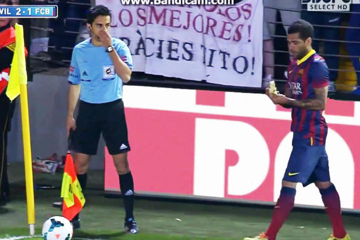 Dani Alves demandó que la denuncia de este incidente sirva para 'poner fin a este tipo de actitudes'. (Internet) 
