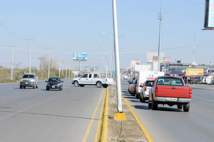 Tres cruceros o vueltas izquierda de la autopista Torreón-San Pedro que indebidamente operaron desde la anterior administración municipal serán cerrados a partir de mañana. (Archivo) 