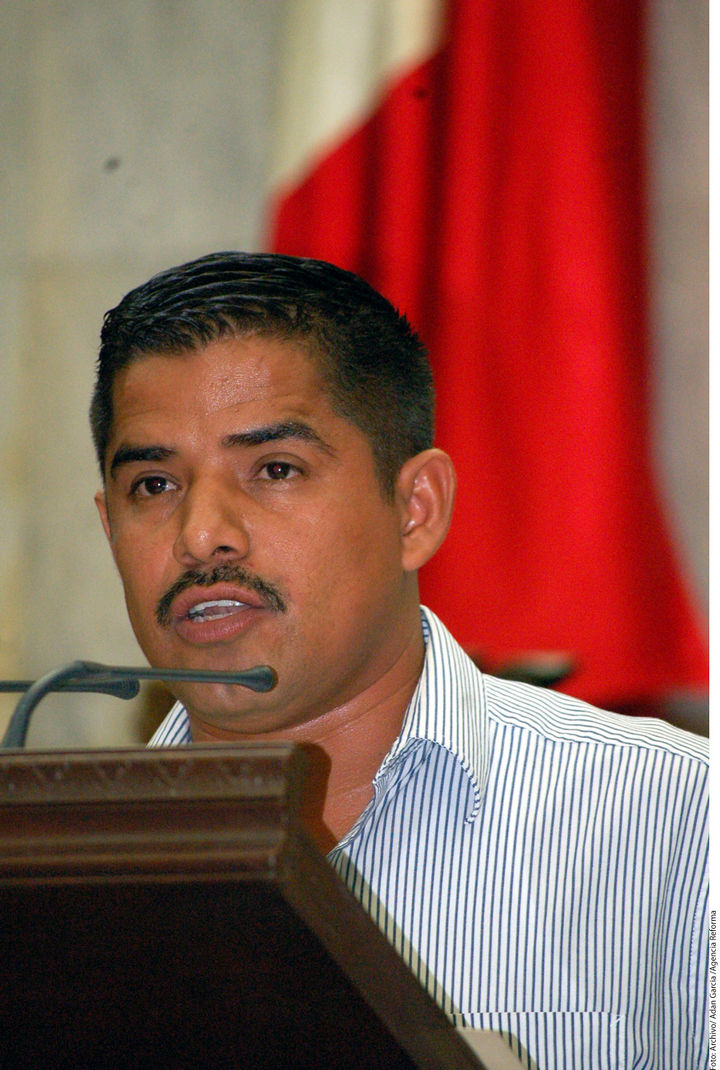 Detenido. El alcalde de Lázaro Cárdenas, Arquímides Oseguera, aparece presuntamente en un video con Servando Gómez.