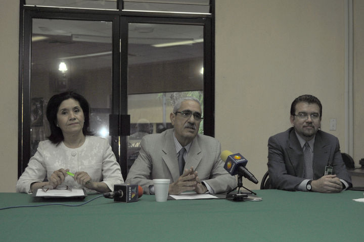 Oferta. El rector de la universidad, Yamil Darwich (centro) encabezó el informe de las nuevas opciones educativas.