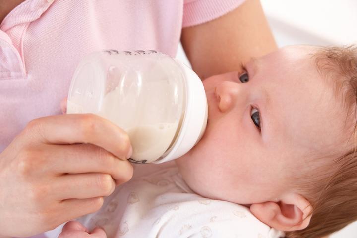 Esta enfermedad se presenta en el periodo neonatal y se manifiesta desde el primer día de vida, “sus síntomas surgen a las semanas de nacido e incluyen: bajo peso, diarrea, coloración amarillenta de piel, trastornos de coagulación, hepáticos y cataratas”. (ARCHIVO)