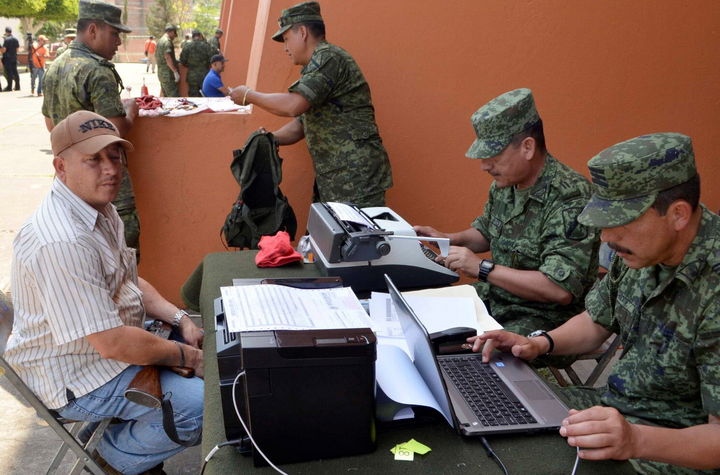Operativo. Grupos de autodefensa registran sus armas en Michoacán.