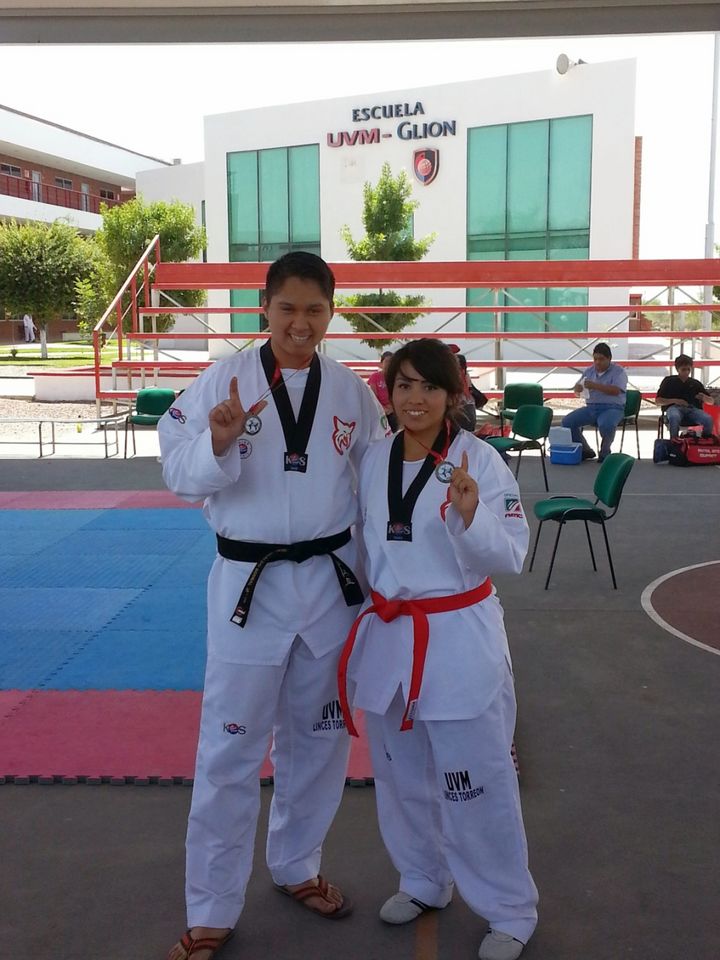 Manuel Ubaldo Bernal y Érika Marín Olivas, le dieron a los Linces de la UVM Torreón, dos medallas doradas en el torneo de convivencia. Realiza la UVM Torreón Torneo de Tae Kwon Do