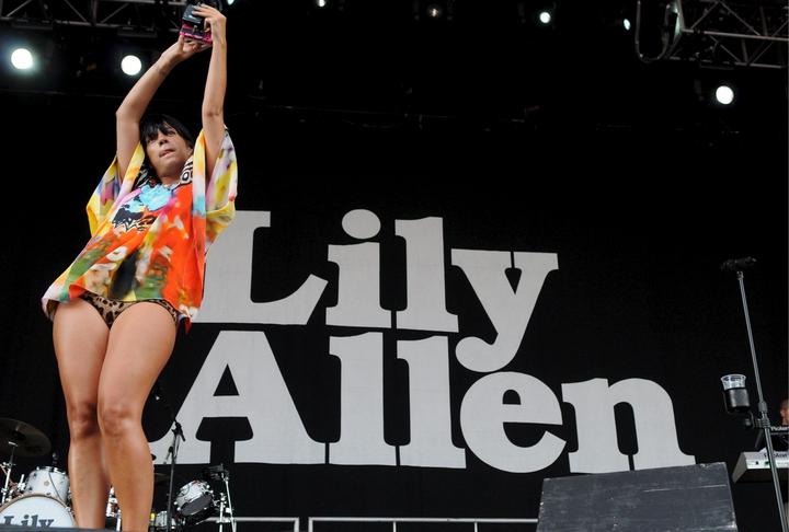 La cantante y compositora británica Lily Allen, famosa por sus sencillos 'Smile', 'The fear', además del polémico 'Fuck you', festeja este viernes su cumpleaños número 29, con los preparativos para lanzar su nuevo álbum “Sheezus”, el 5 de mayo. (ARCHIVO)