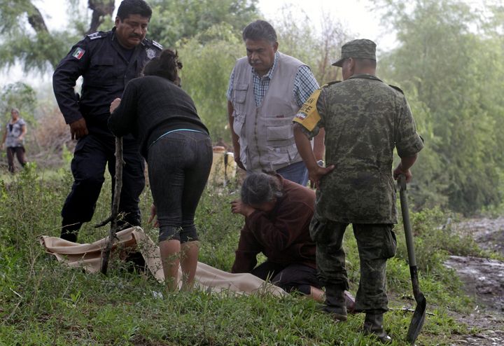 Rescate. Elementos del Ejército Mexicano y protección civil, encontraron los cuerpos de dos menores arrastrados por la corriente. (NOTIMEX)