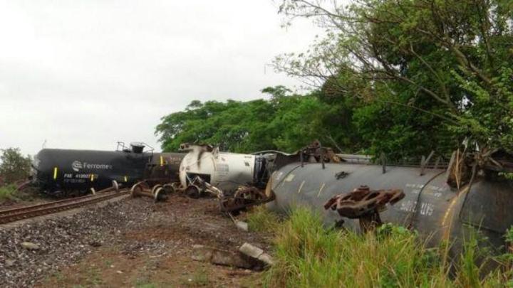 Descarrilan 8 vagones de tren con diesel en Veracruz
