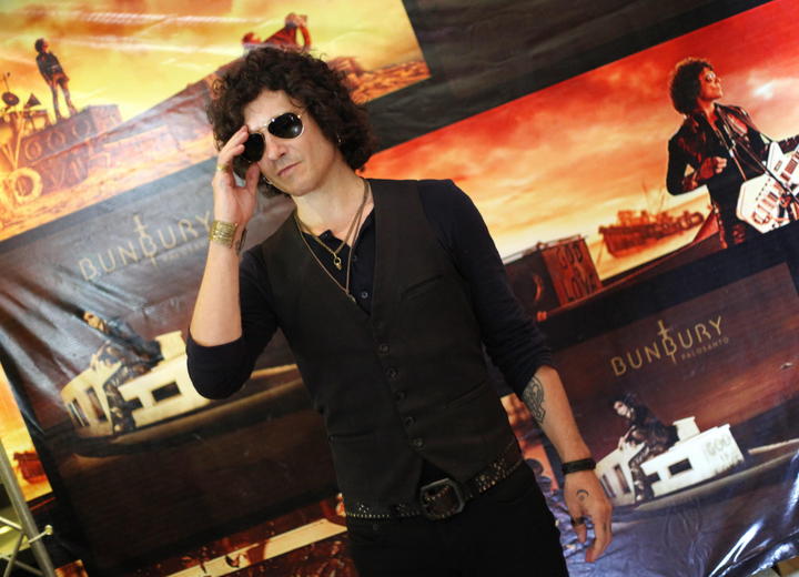 El cantautor español Enrique Bunbury estrenará el próximo 6 de mayo a nivel mundial el video de “Salvavidas”.
