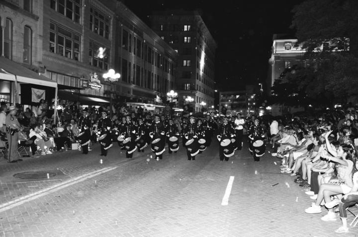 Banda de Guerra y Banda de Música del Instituto Gómez Palacio, en el desfile iluminado más grande de los Estados Unidos.
