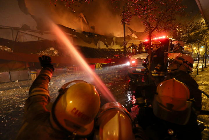 La noche de ayer se registró un fuerte incendio en el Mercado Corona de Guadalajara. (Notimex) 