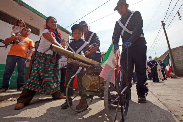 Conmemoración. Como cada año, vecinos del Barrio La Conchita de este municipio caracterizados como zacapoaxtlas y franceses, realizaron la representación de la batalla de Puebla que tuvo lugar en el año de 1862.