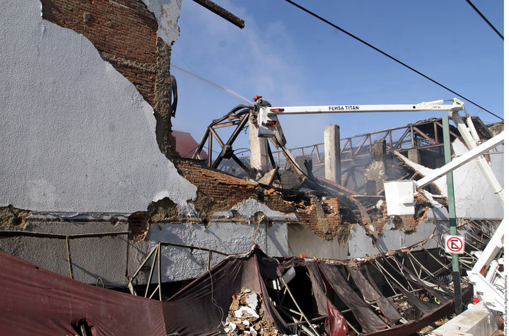 Tras incendio, analizan demolición de mercado Corona