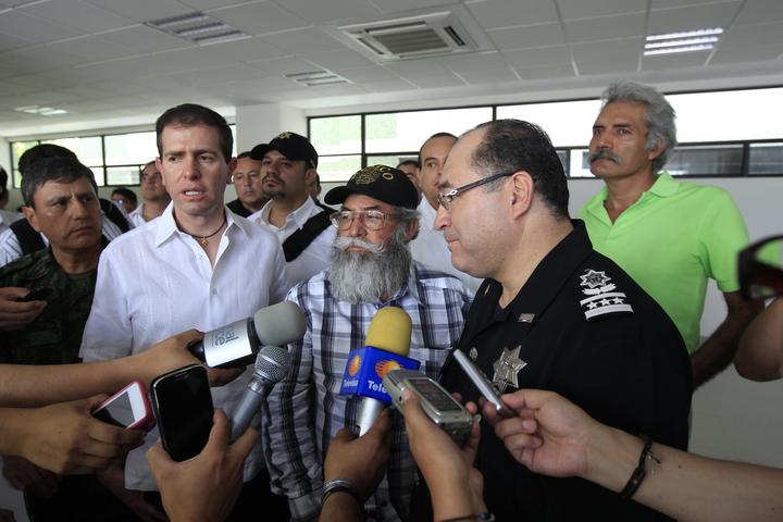 Líderes. Estanislao Beltrán y José Manuel Mireles, líderes de autodefensas, en reunión con Castillo.
