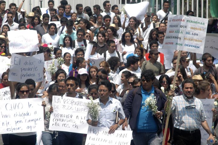 Manifestación. Académicos, estudiantes y exalumnos de la UAEM realizaron una marcha a la Fiscalía General del Estado en protesta.