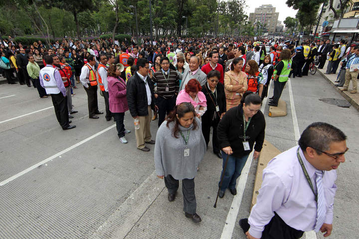 Ciudadanos comenzaron a evacuar los edificios al sonar la alerta sísmica en la Ciudad de México. (Archivo) 