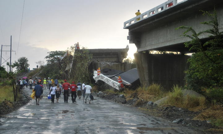 SCT abre acceso alterno a puente colapsado en Tecpan