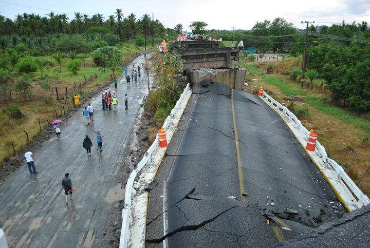Por sismo, colapsó por completo puente en Tecpan