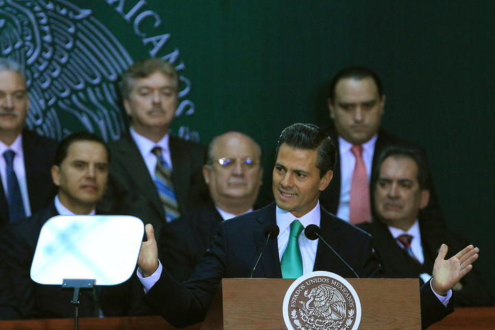 Usuarios de Twitter reclaman al presidente Peña Nietos sus respuestas sobre temas como el caso Michoacán o los efectos de la Reforma Energética. (ARCHIVO)