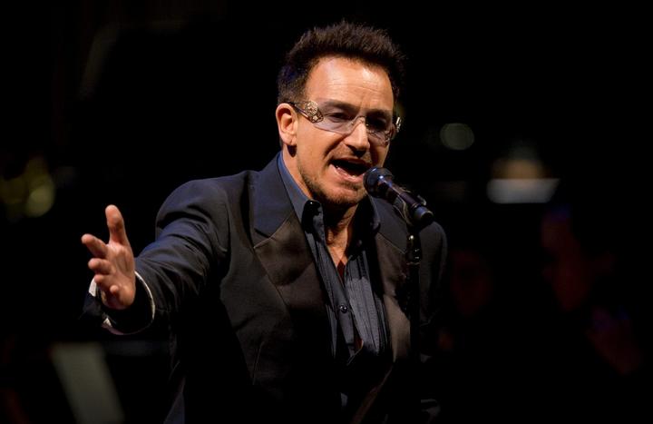 El cantante y filántropo irlandés Bono, vocalista de U2, una de las bandas más populares del mundo desde mediados de la década de 1980, festeja este sábado su cumpleaños número 54 catalogado, por segundo año consecutivo, como uno de los hombres más sexys del mundo. (ARCHIVO)