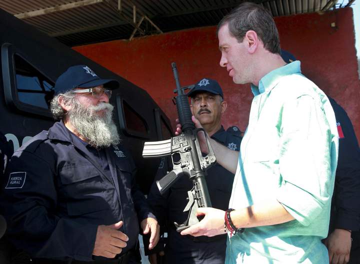 Alfredo Castillo, le entregó dos armas de fuego a Estanislao Beltrán, vocero general de los grupos de autodefensa. (El Universal) 