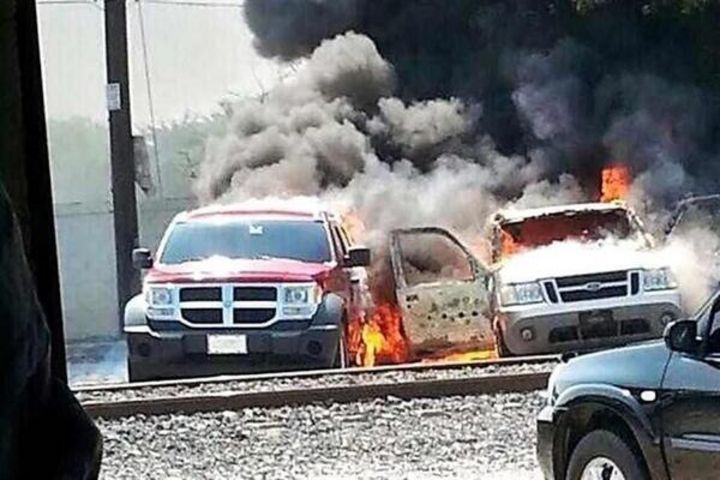 Incendio. Presuntamente, hombres armados rociaron con gasolinas y después les prendieron fuego a las unidades automotrices.