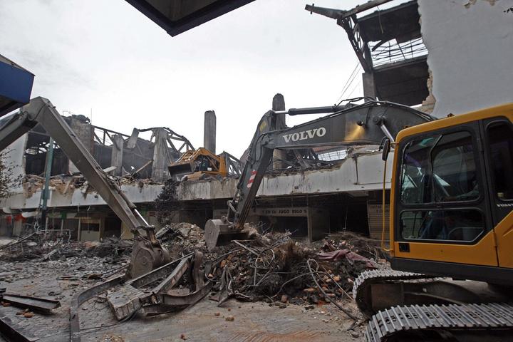 Hasta hoy tienen un avance de 30% en las labores de demolición del Mercado Corona, que se ubica en la zona centro de Guadalajara. (ARCHIVO)