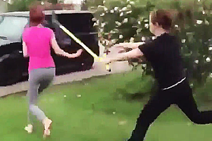 La famosa pelea de las dos chicas se ha convertido en un fenómeno viral en redes sociales. (YouTube)