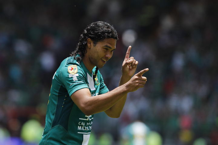 Contundente, el centrocampista Carlos Peña recibió el balón de Luis Montes y lo incrustó en la red en uno de los mejores goles del campeonato. Destacan talento de Carlos Peña