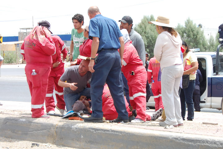 Lesionado. El integrante de la 'Marea Roja', fue auxiliado por sus compañeros y paramédicos de la Cruz Roja.