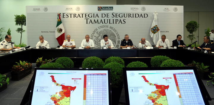 Presentación. El secretario de Gobernación, Miguel Ángel Osorio Chong (centro), hablando en una reunión en  Reynosa.